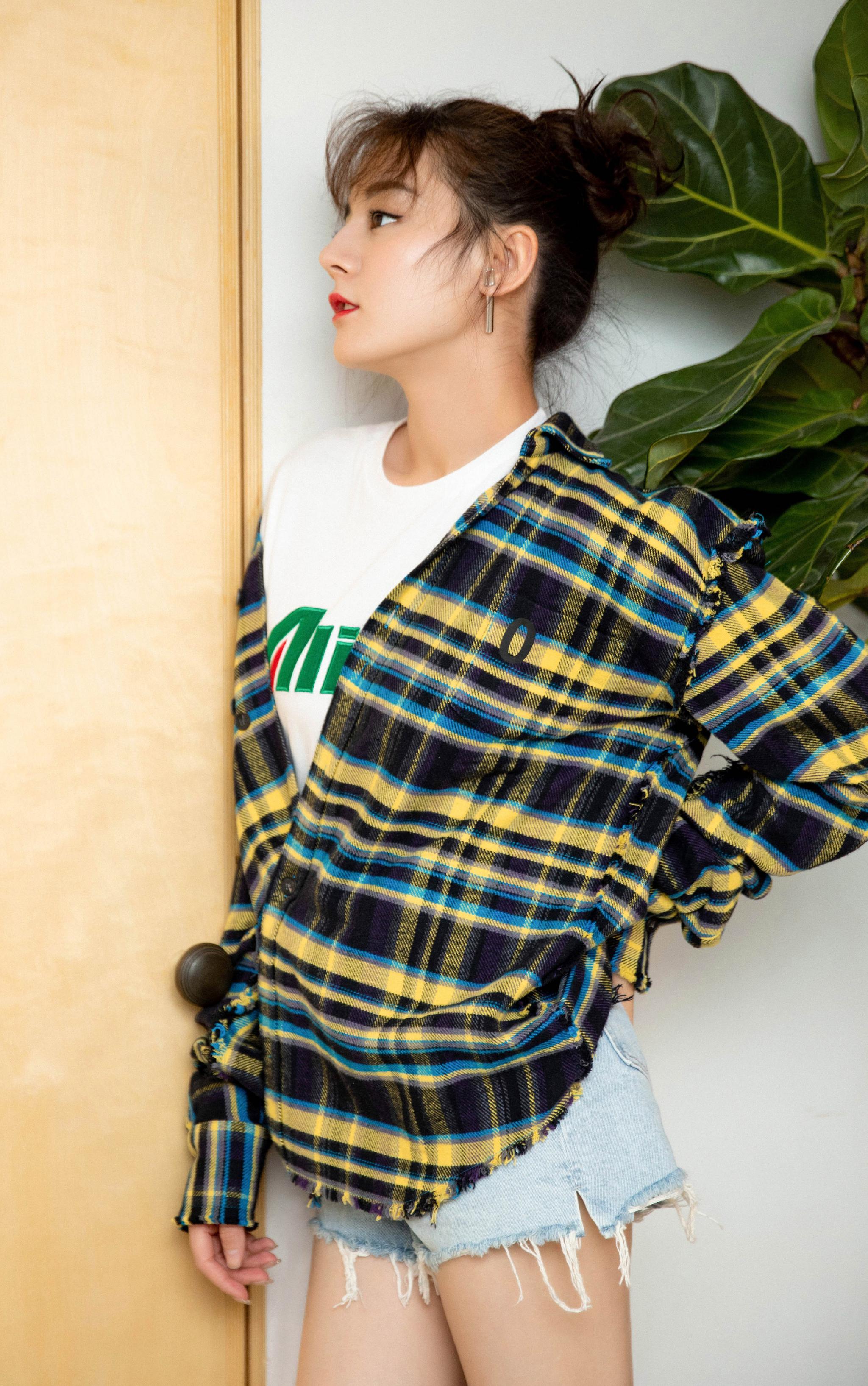 迪丽热巴格子衬衫搭配牛仔短裤,清新靓丽