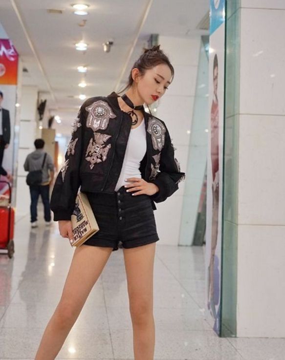 孙耀琦太少女了穿热裤秀美腿不够还配件皮衣气场两米八