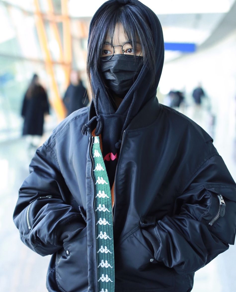 谭松韵穿帽衫套帽子全副武装,双手插兜走路变帅酷小姐姐