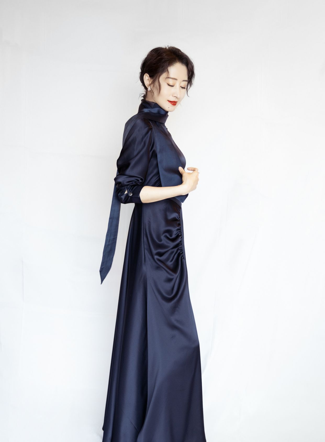 刘敏涛出席活动,身穿深色旗袍风礼服,高贵典雅又显时尚