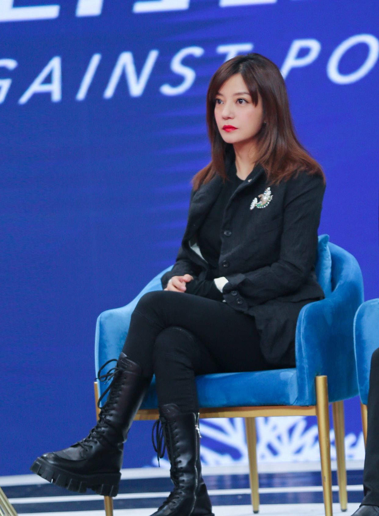 赵薇活动造型曝光,一身黑色外套搭配黑色裤子加皮靴,优雅又时尚