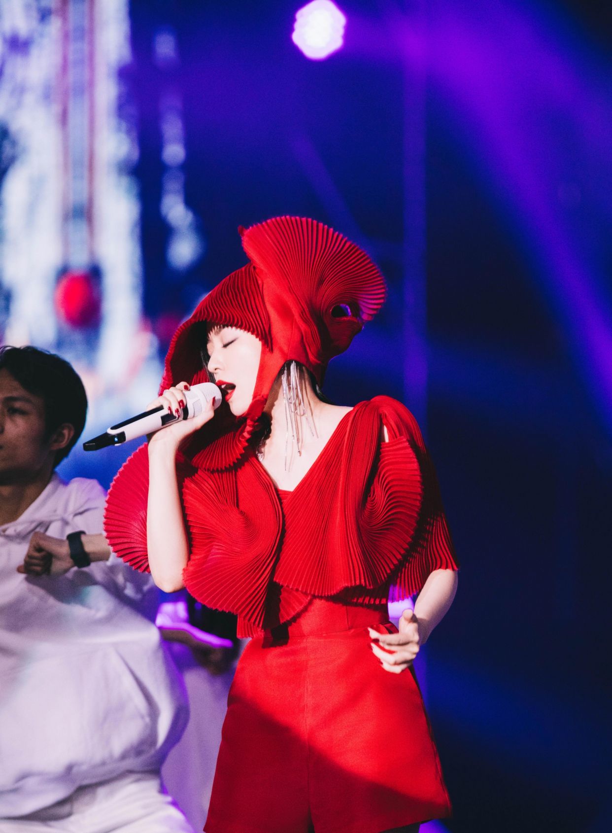 张靓颖亮相某活动,身穿红色折纸风遮面礼服,彰显独特摩登时尚感