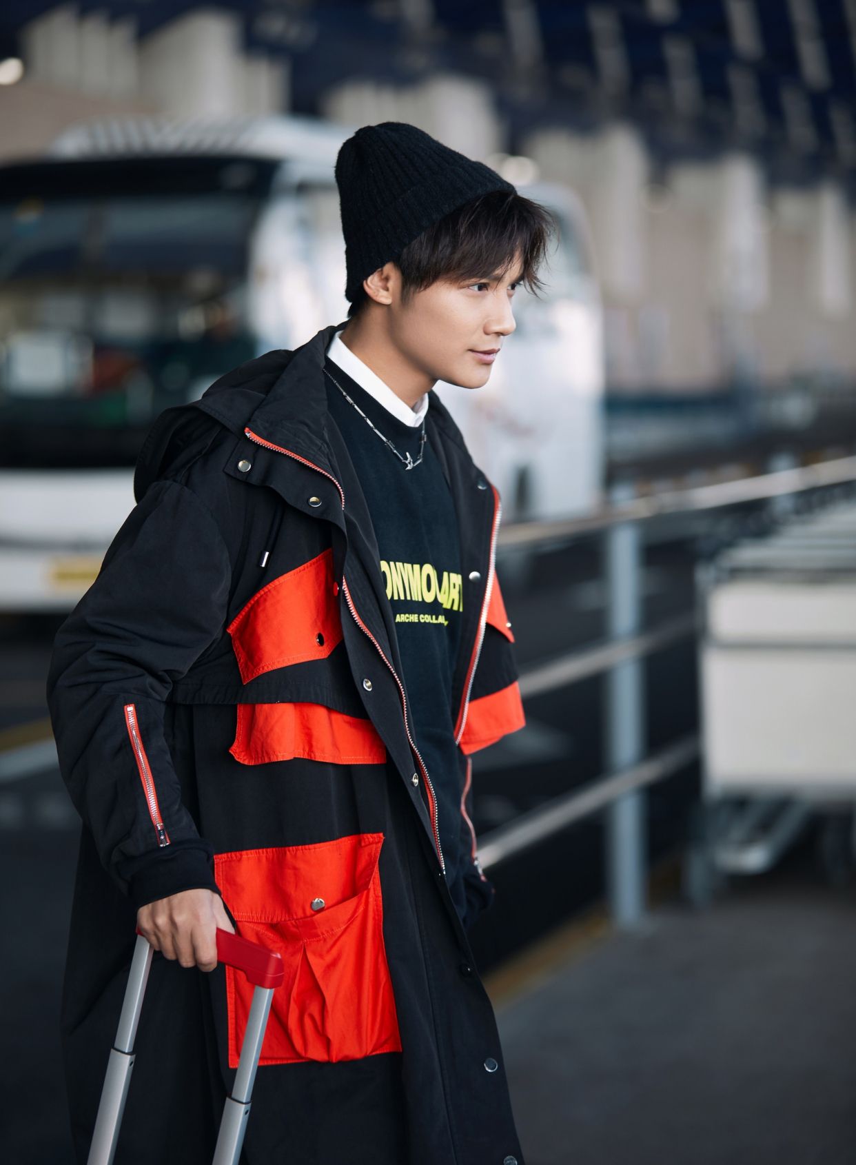 郑业成身穿红黑经典配色大衣走机场,简约不失动感,帅气十足