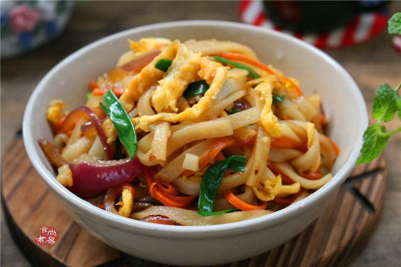 由于人口外移,河粉这一美食也被带到了各地,如,在新加坡被称为"贵刁"