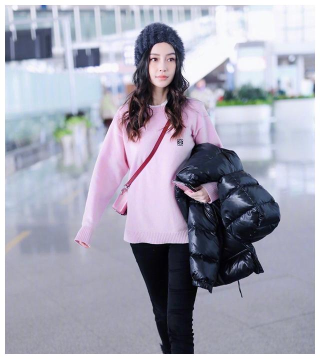 小海绵3岁生日父母缺席?baby一身粉嫩现身机场,不见黄晓明身影