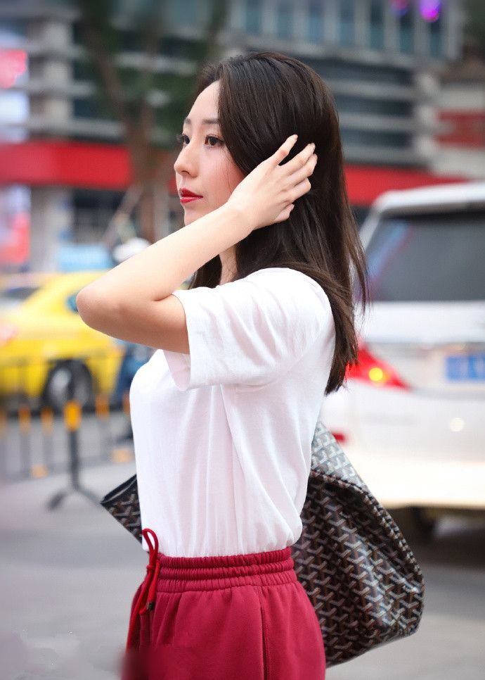 街拍辣妈上街这白色上衣加红色裤子如此搭配令人眼前一亮