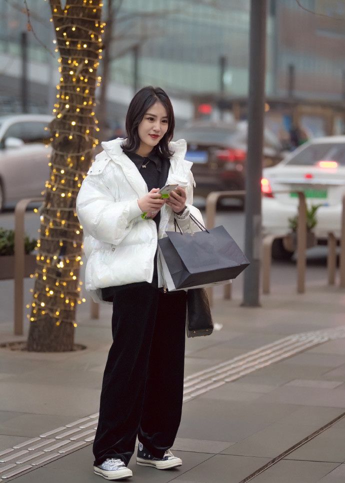 街拍辣妈上街这白色上衣加红色裤子如此搭配令人眼前一亮