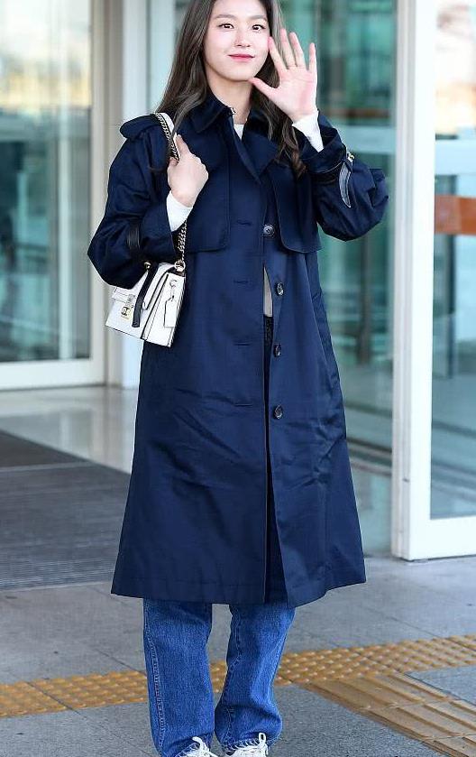 女艺人金雪炫街拍,长发披肩有女人味,身材好穿长款风衣也不显矮