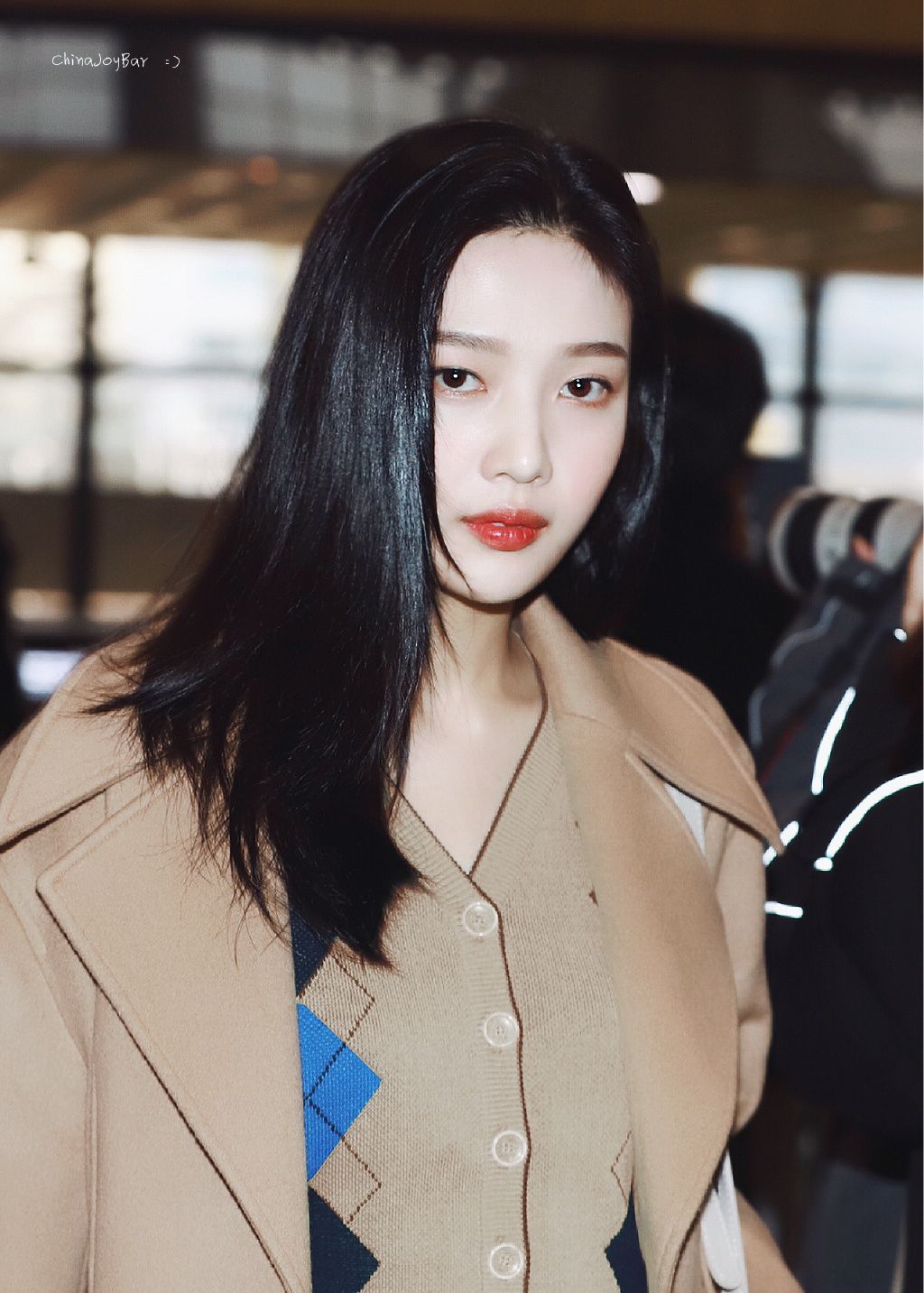 朴秀荣金浦机场私服街拍,长发红唇尽显成熟优雅_高清图集_新浪网