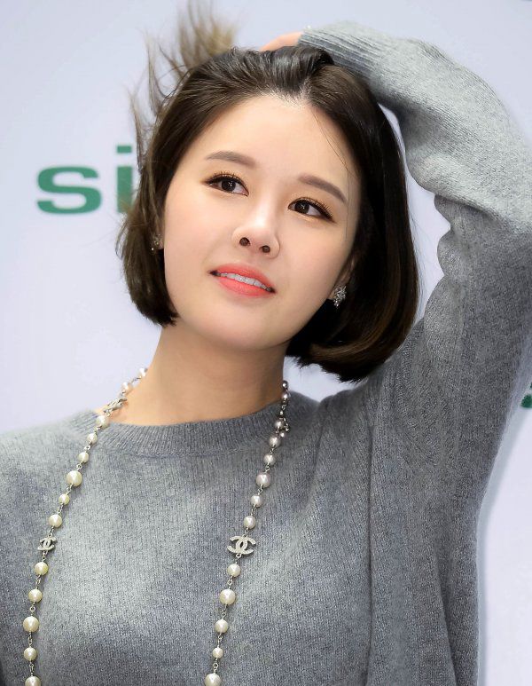 朴恩智穿灰色羊毛衫超级抬肤色,佩戴珍珠项链瞬间变得与众不同
