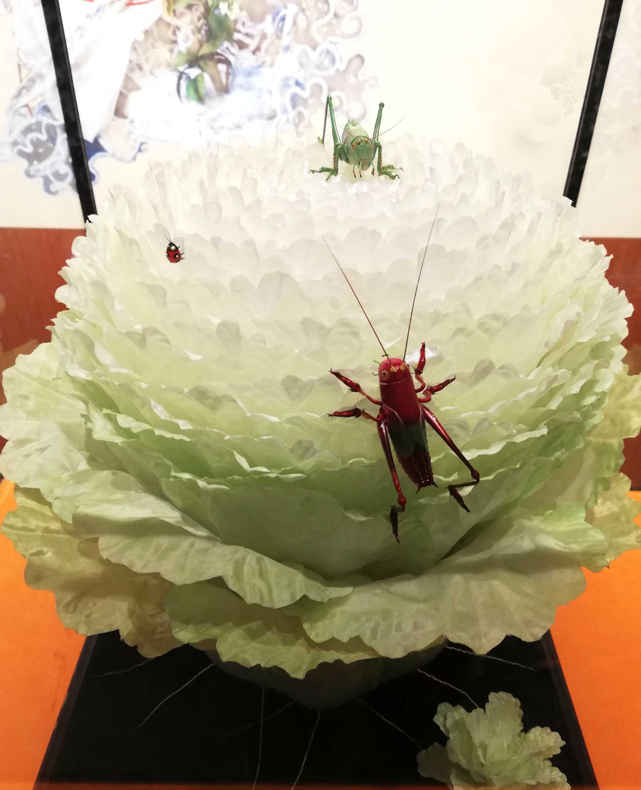 九旬农村老人技艺精湛绢做蝈蝈爬上白菜竟成了国家博物馆展品