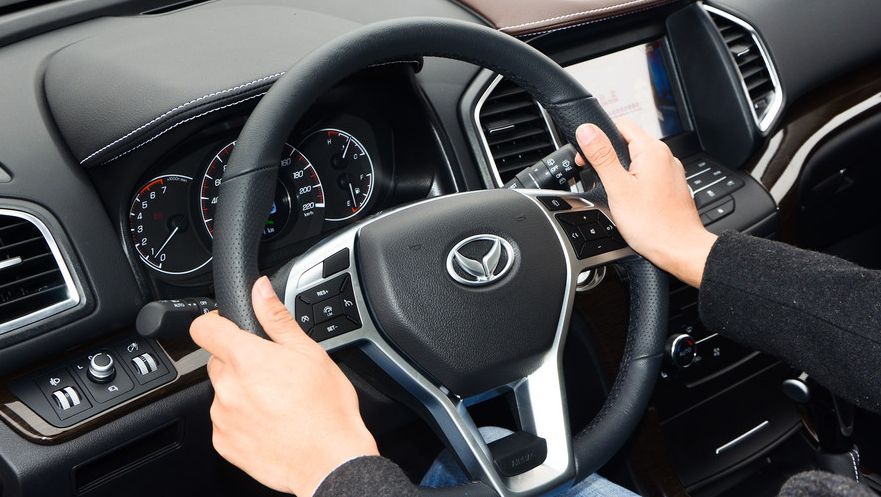 拐弯抹角什么的都很精准,转向精准度很好,指哪打哪,方向盘很好用,轻盈