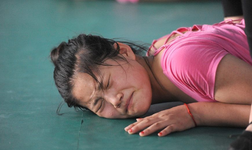 探访舞蹈艺考生训练:男孩大叫,女孩疼哭|训练|基本功|艺考生_新浪新闻