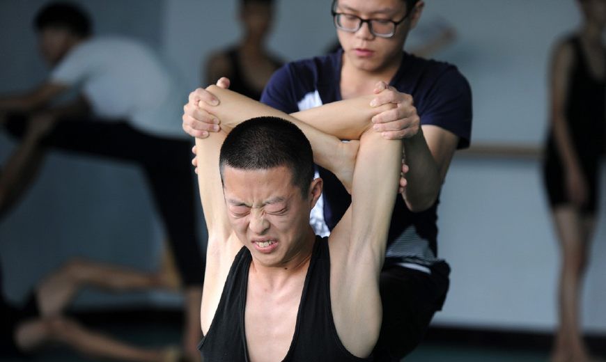 探访舞蹈艺考生训练男孩大叫女孩疼哭