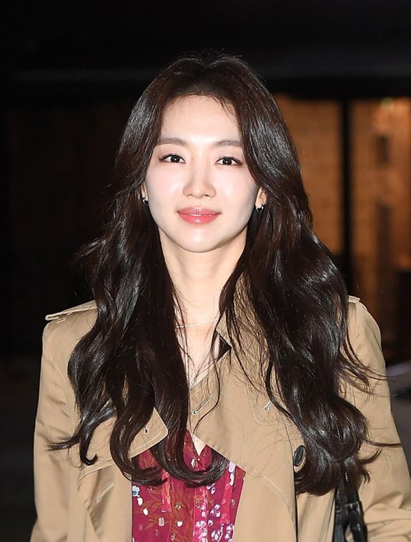 张熙珍红蓝撞色的内搭让颜色和款式平淡的卡其色风衣眼前一亮