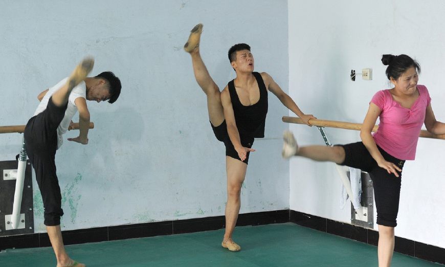 探访舞蹈艺考生训练:男孩大叫,女孩疼哭