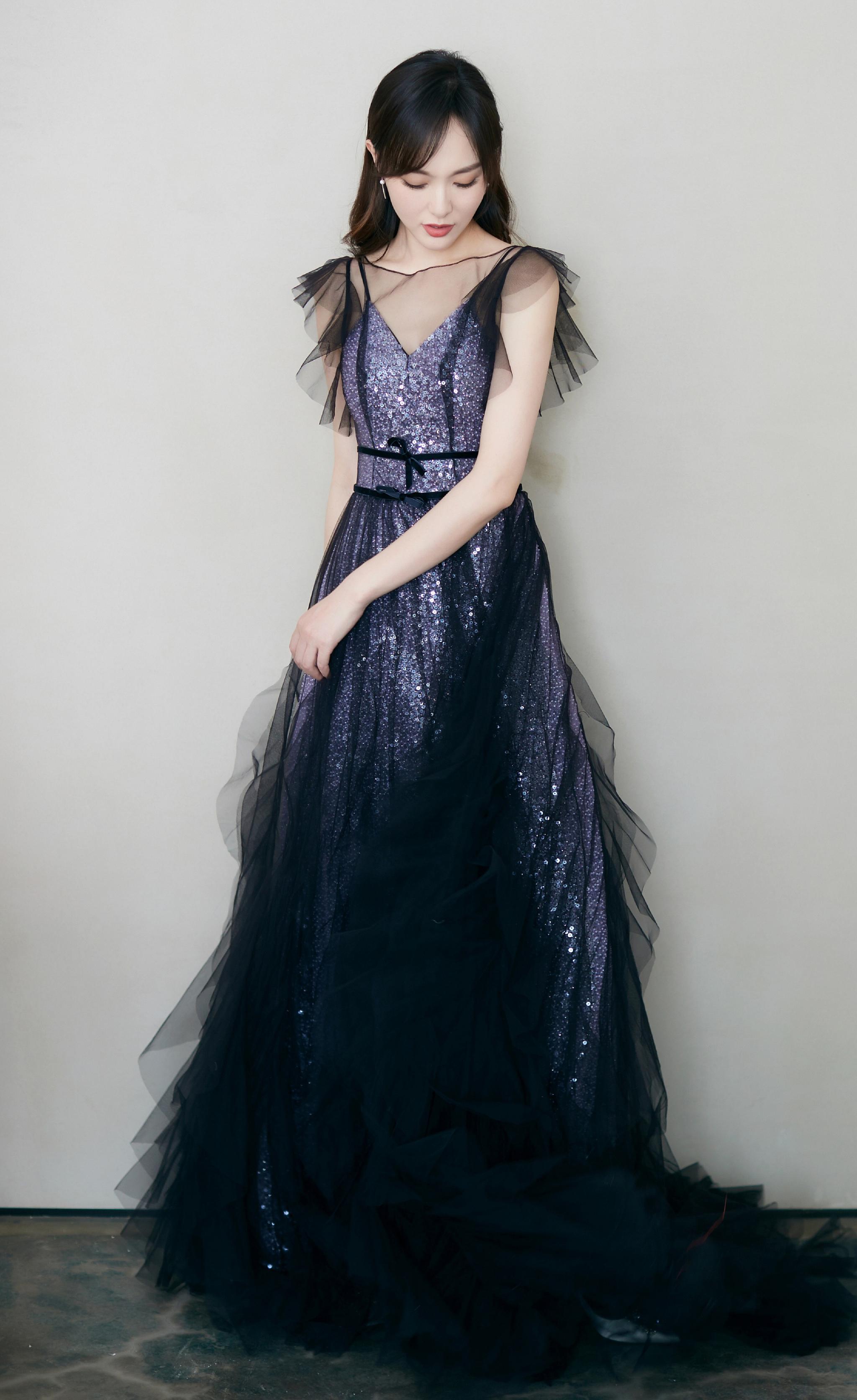 唐嫣身着一款蓝色亮片长裙,优雅动人