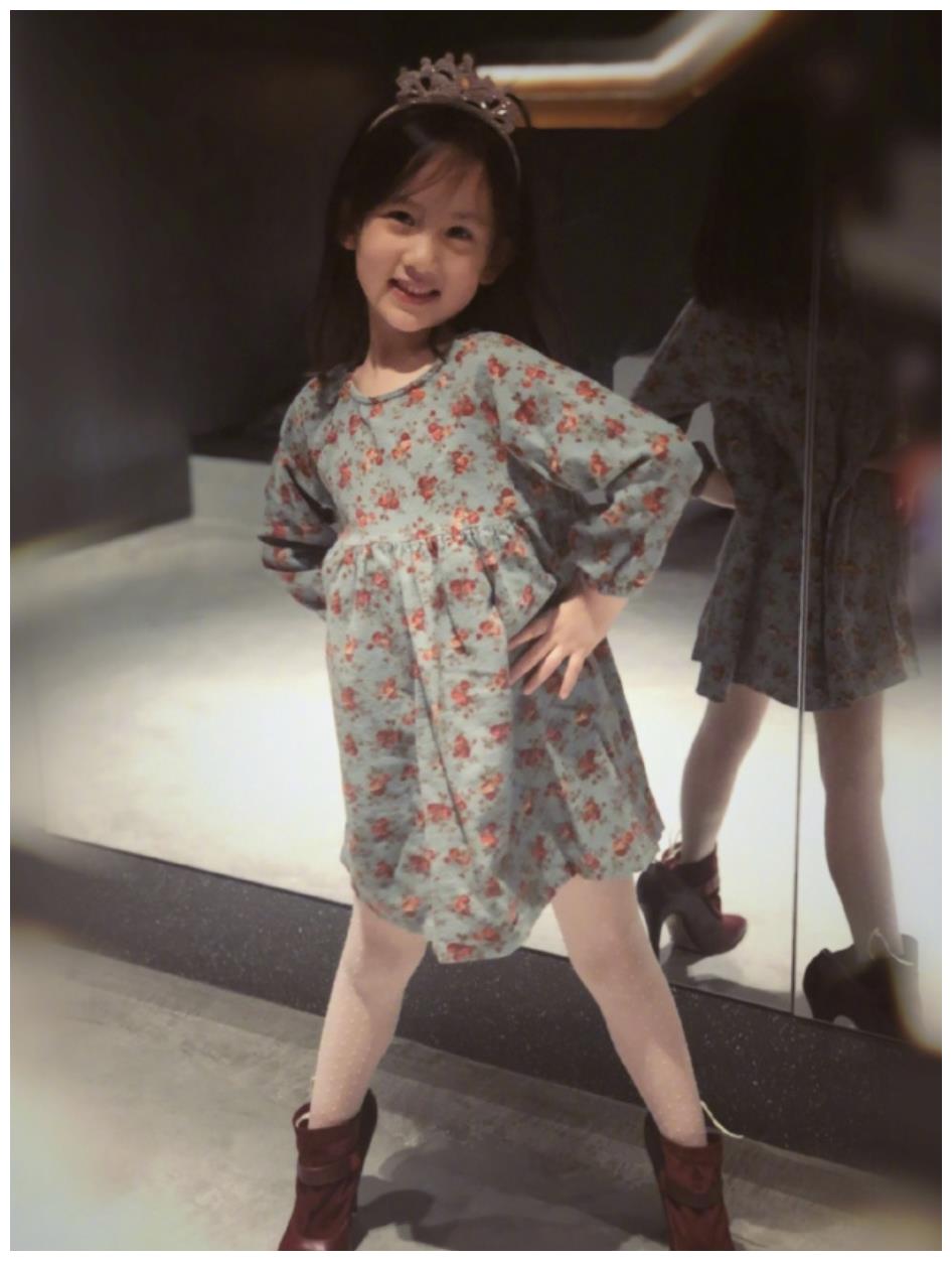 孙莉晒小女儿偷穿高跟鞋照片,6岁黄少艾神仙颜值赶超姐姐多多|孙莉|小