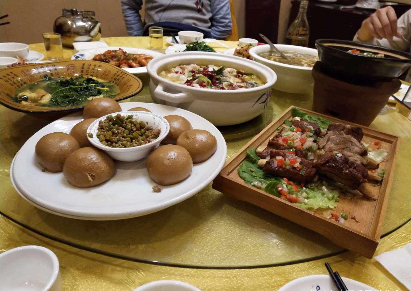 和小伙伴去饭店吃了一顿,花了五百多,感觉有点心疼