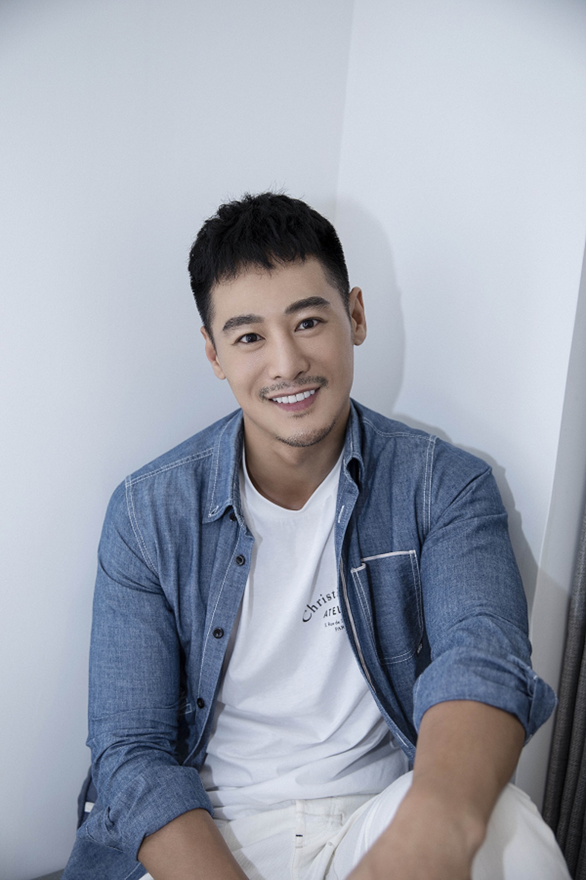 亓航牛仔写真曝光 温暖笑容超治愈似凉秋暖阳