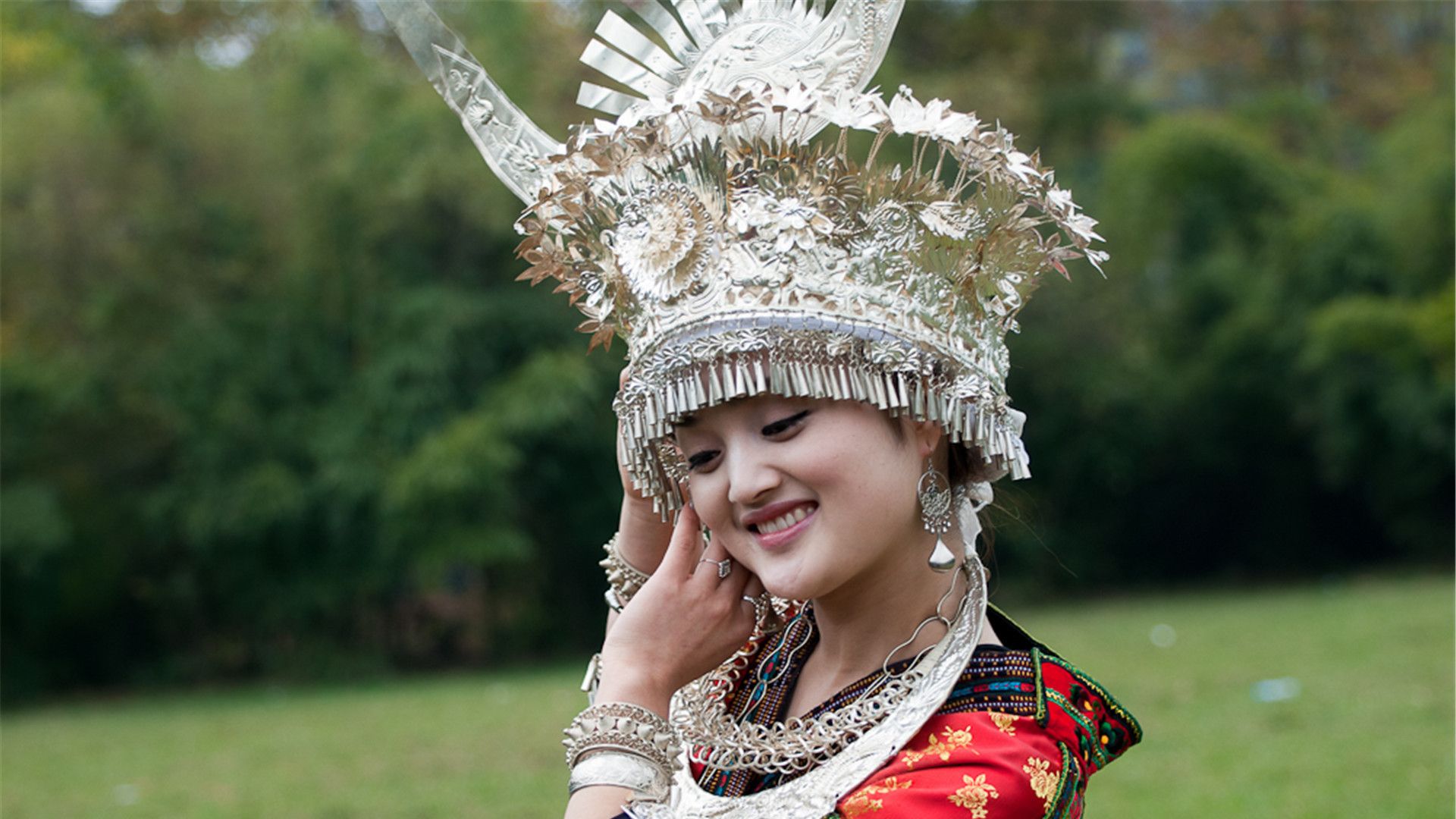 苗族：他们的服饰被称为“穿在身上的史诗” | 云南民族文化音像出版社