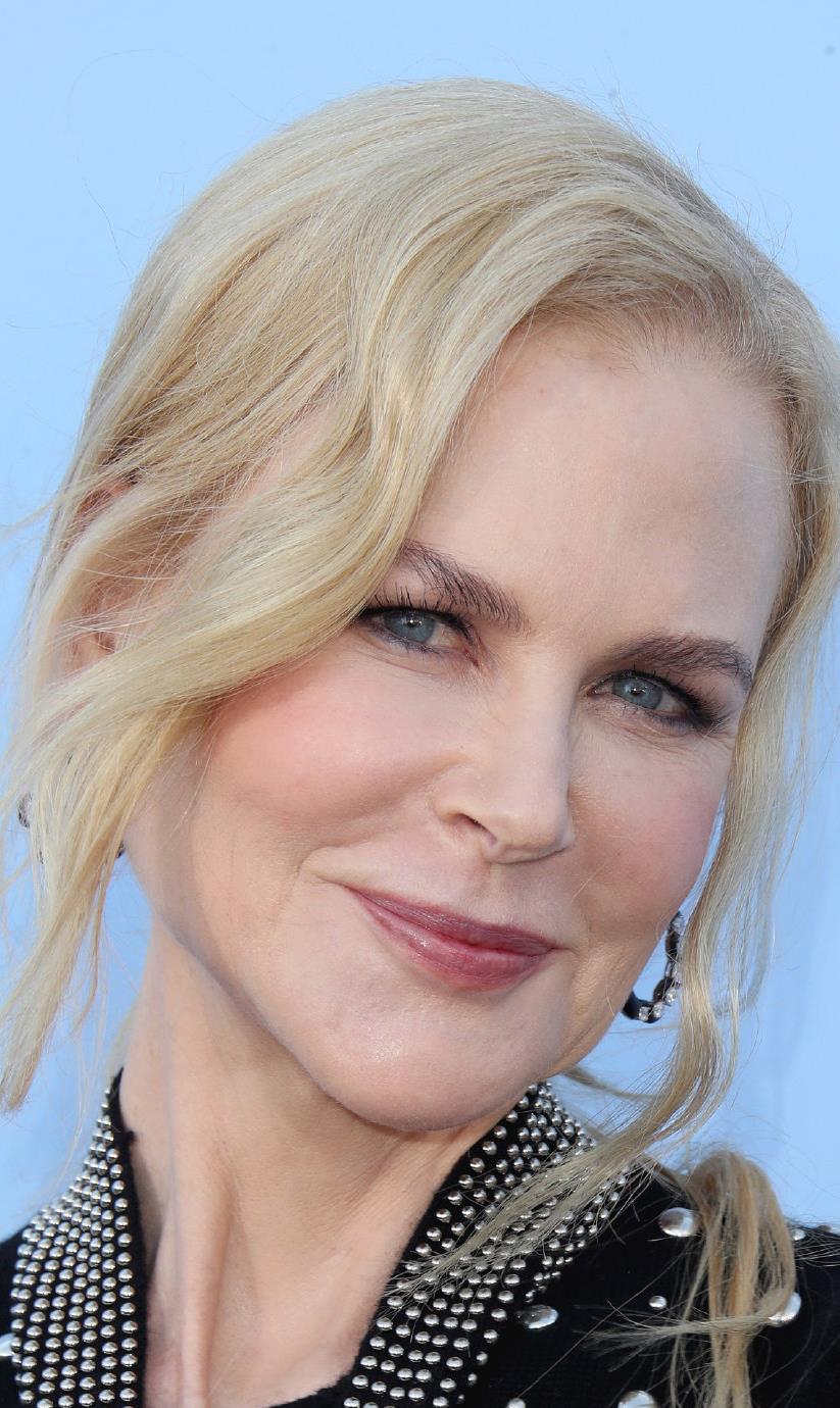 52岁妮可基德曼穿黑色裙装秀身材美回25岁