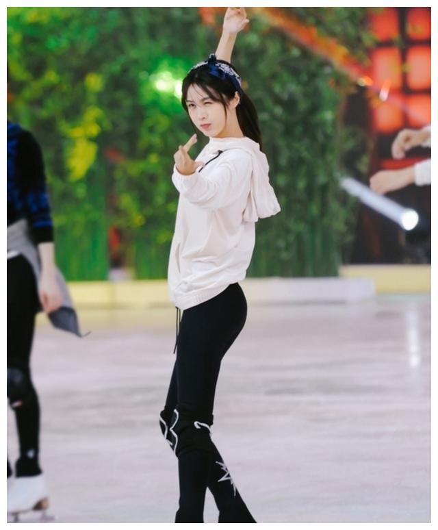 柯基臀女神李菲儿秀出好身材