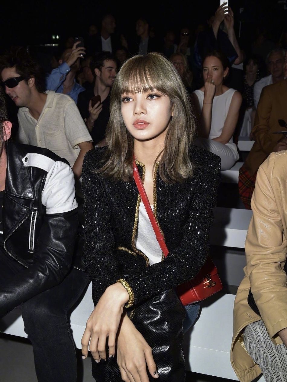 lisa出席时装周外网生图曝光 肤白貌美身材好超级能打