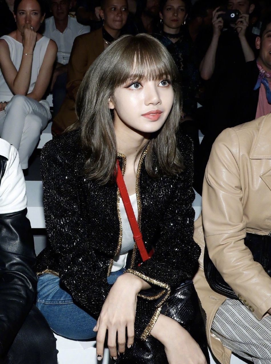 lisa出席时装周外网生图曝光肤白貌美身材好超级能打