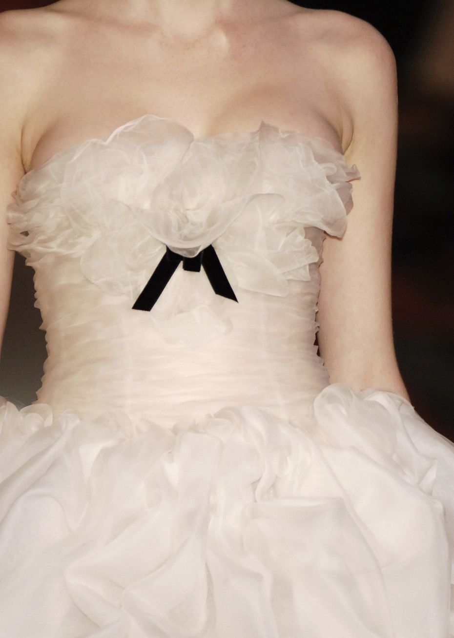 超美的外国模特穿婚纱走秀,宛如油画里走出来的人物一样美丽