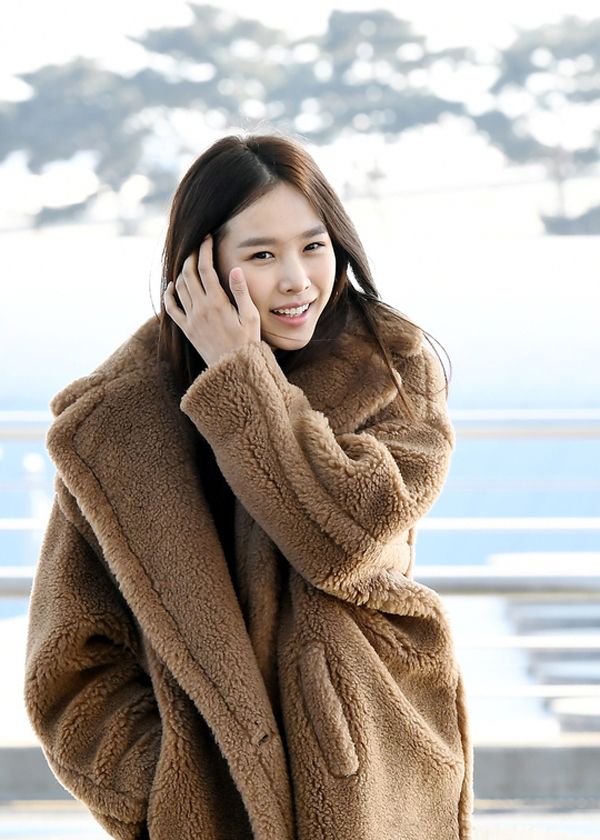 赵允熙穿毛绒"泰迪熊"大衣暖洋洋的,下身牛仔裤小白鞋不花哨