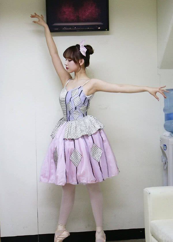 程潇身穿芭蕾舞衣美轮美奂.身材曲线很是迷人