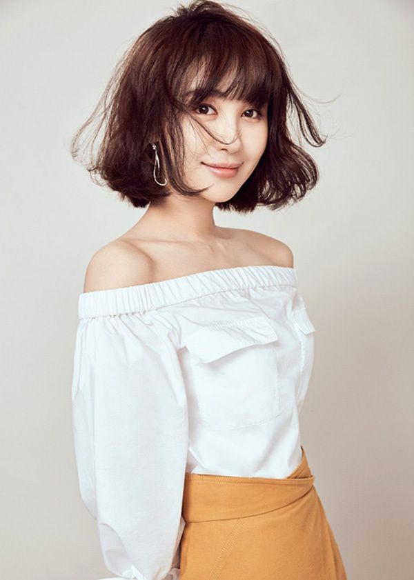 李菲儿浅浅一笑,美的清新自然.