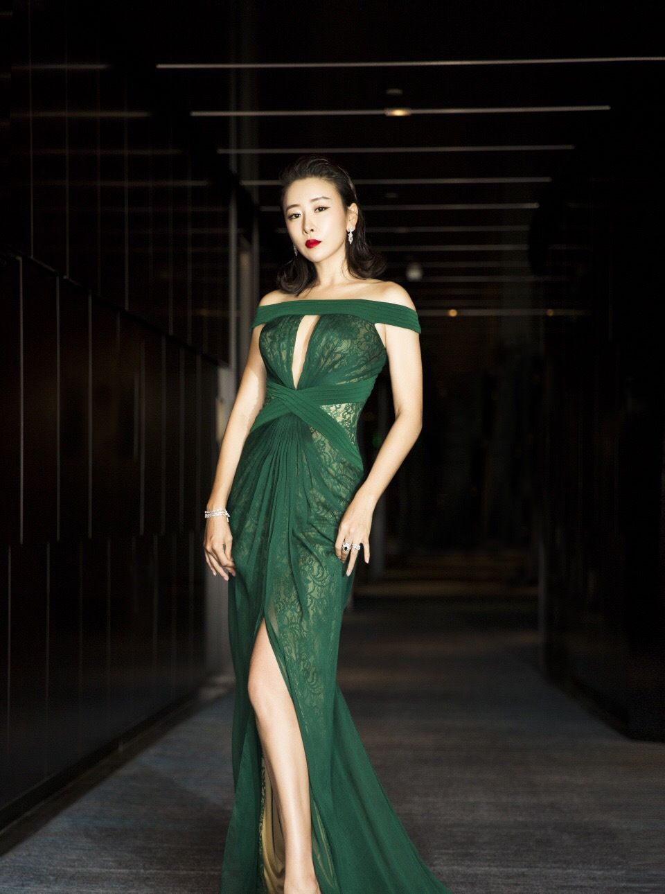 毛俊杰真的变美了早期的她穿抹胸装拍写真让人看了心痒痒的