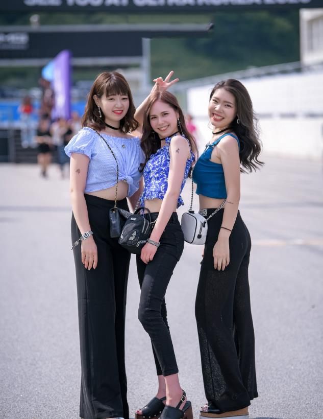 街拍时尚美女:图六闺蜜三人,性感靓丽,楚楚动人_高清图集_新浪网