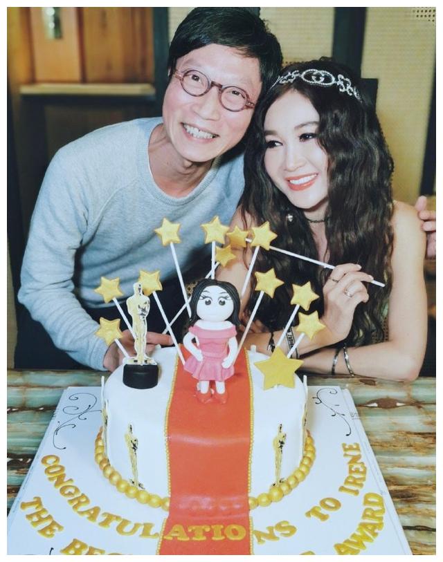 照片中的温碧霞头戴闪钻头饰,兴致勃勃地对镜与蛋糕大玩合影,嘟嘴比耶