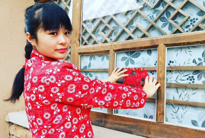 陕北的"酸曲"—五哥挂灯,原来就是这位巧婆姨在门槛上边剪边唱…这位