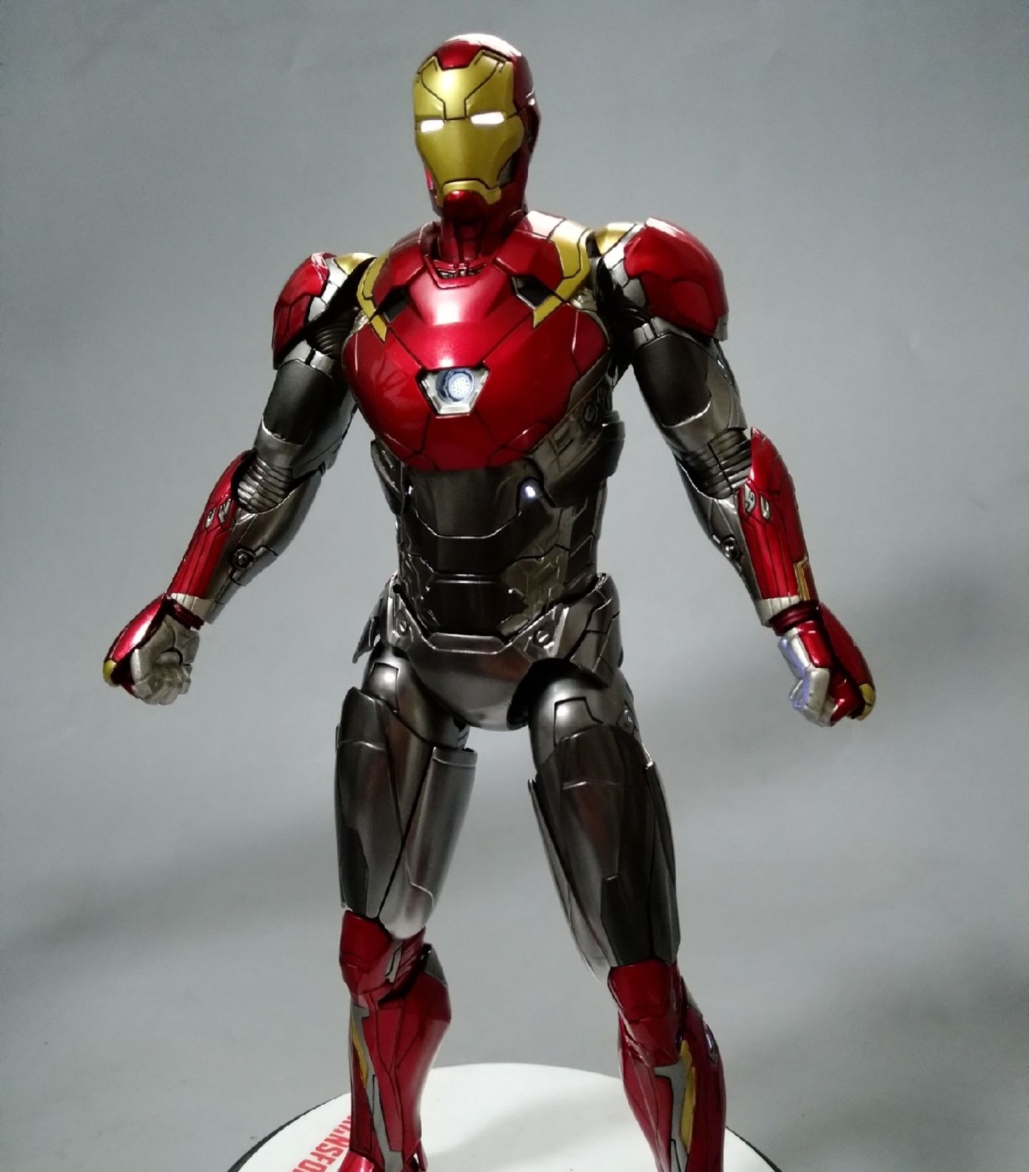 手办模型:漫威英雄钢铁侠重新涂装改造效果展示