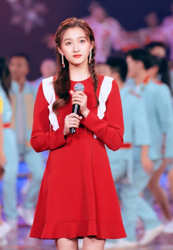 关晓彤王牌对王牌又圈粉扎双马尾搭半身裙美得清新明眸皓