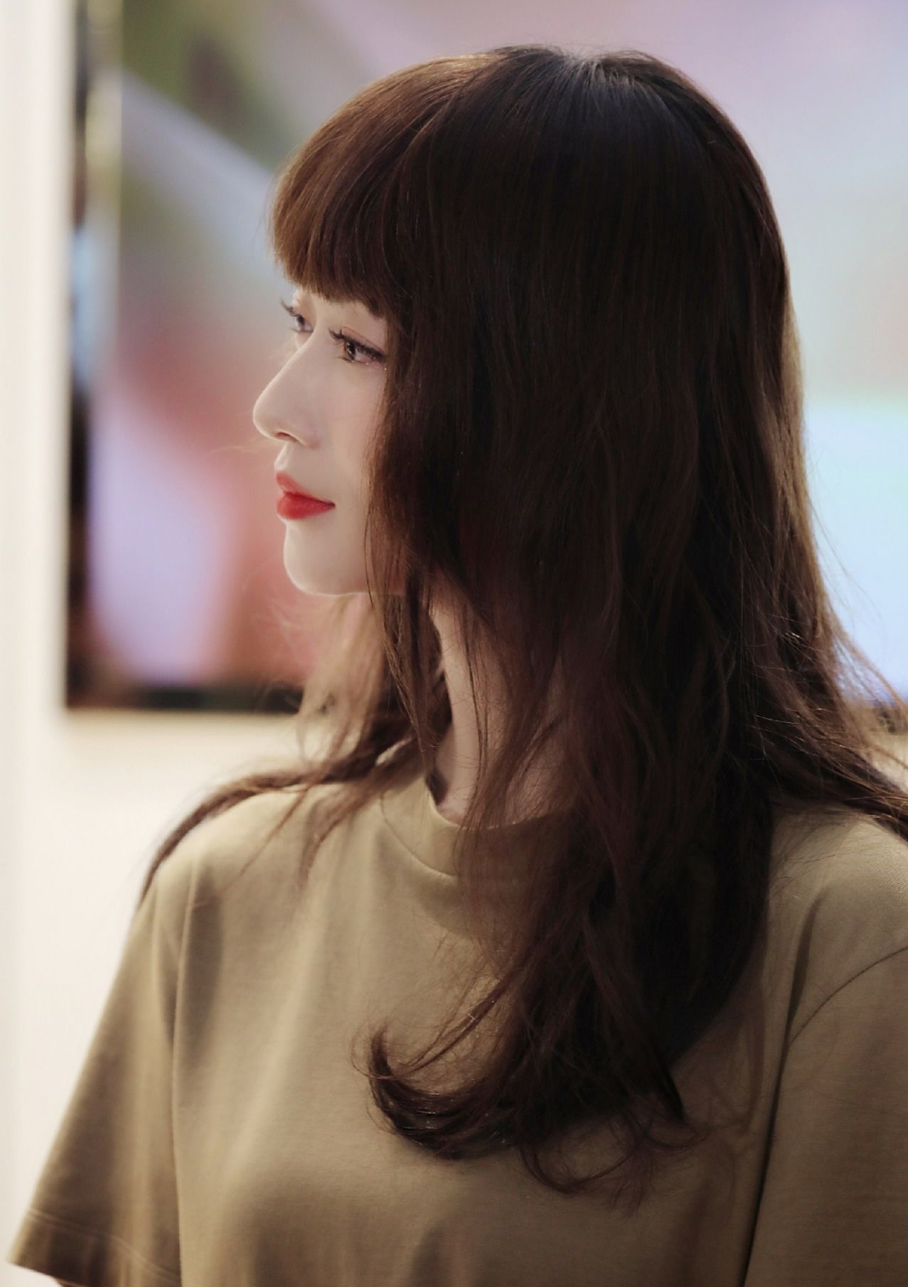 吴谨言亮相深圳某店,齐刘海造型清纯可人,最后一张侧颜照最美