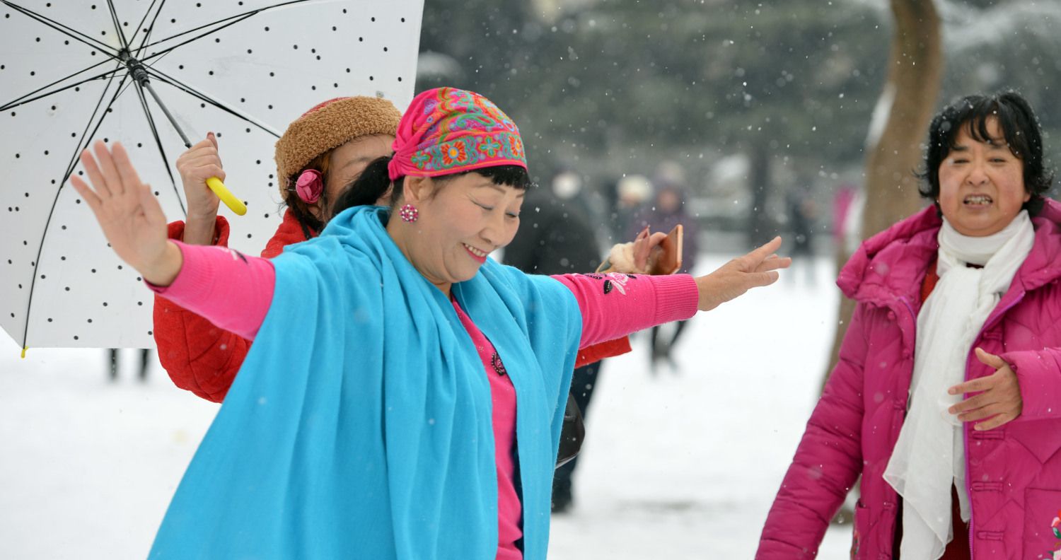 河南郑州:大雪中大妈们淡定跳广场舞