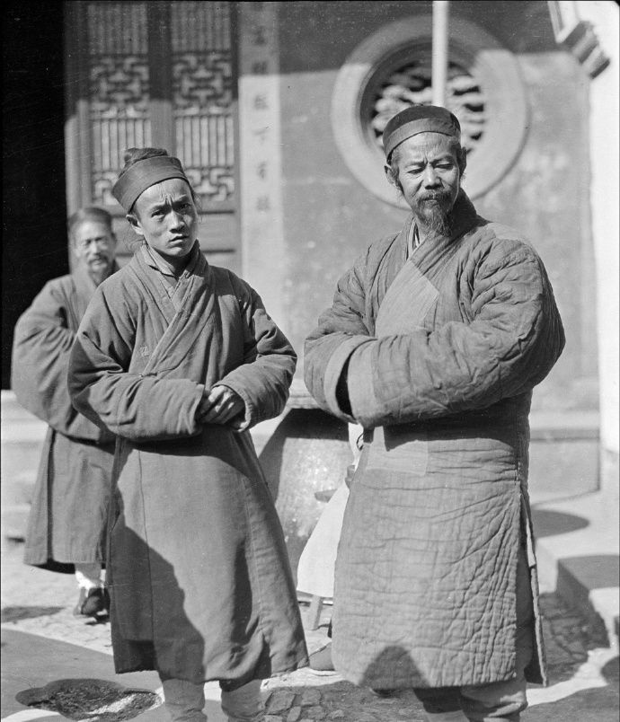 镜头下的民国僧道:图四为泰山朝阳洞道士,图六为肉身菩萨