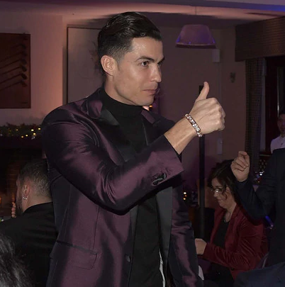 尤文举行圣诞晚宴,c罗紫色西服 手镯 耳钉抢足风头!