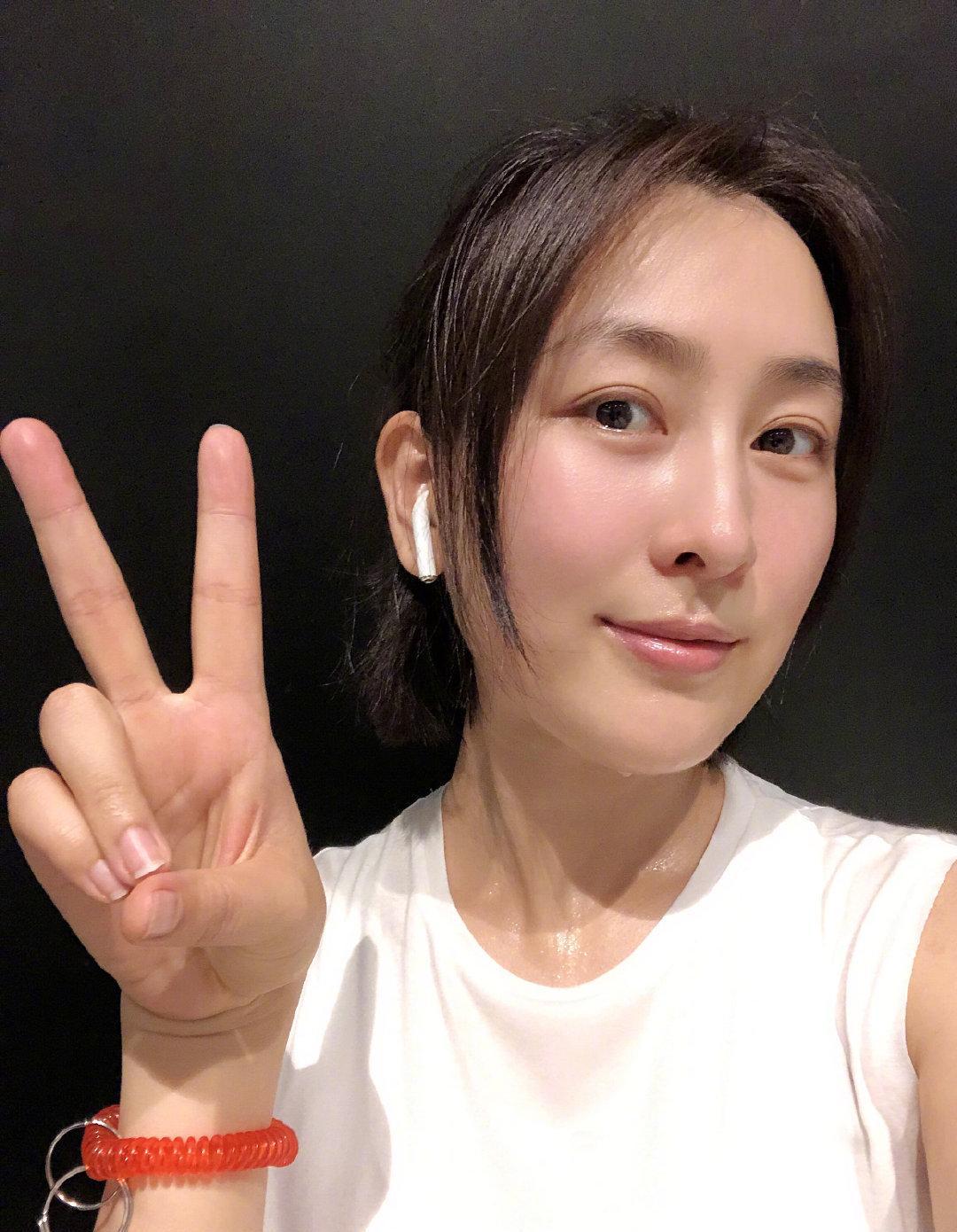 马苏发起年后变得自信锻炼方式,素颜自拍打卡,她碧瞳如夜海波澜