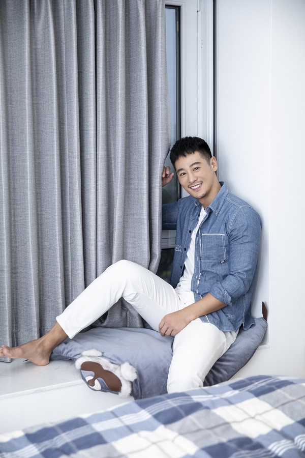 亓航牛仔写真曝光 温暖笑容超治愈似凉秋暖阳