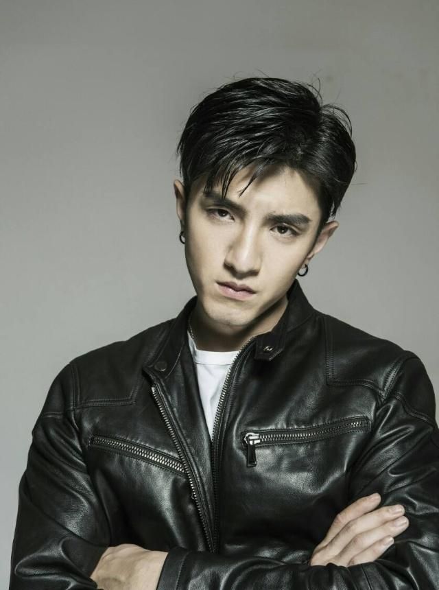 他曾在选秀上被萧亚轩嫌颜值不够,现被赵丽颖捧红,比萧亚轩火!