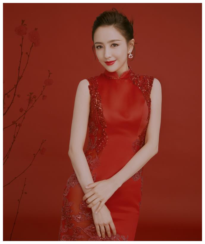 佟丽娅红色旗袍亮相春晚端庄大气 妆容精致优雅美丽