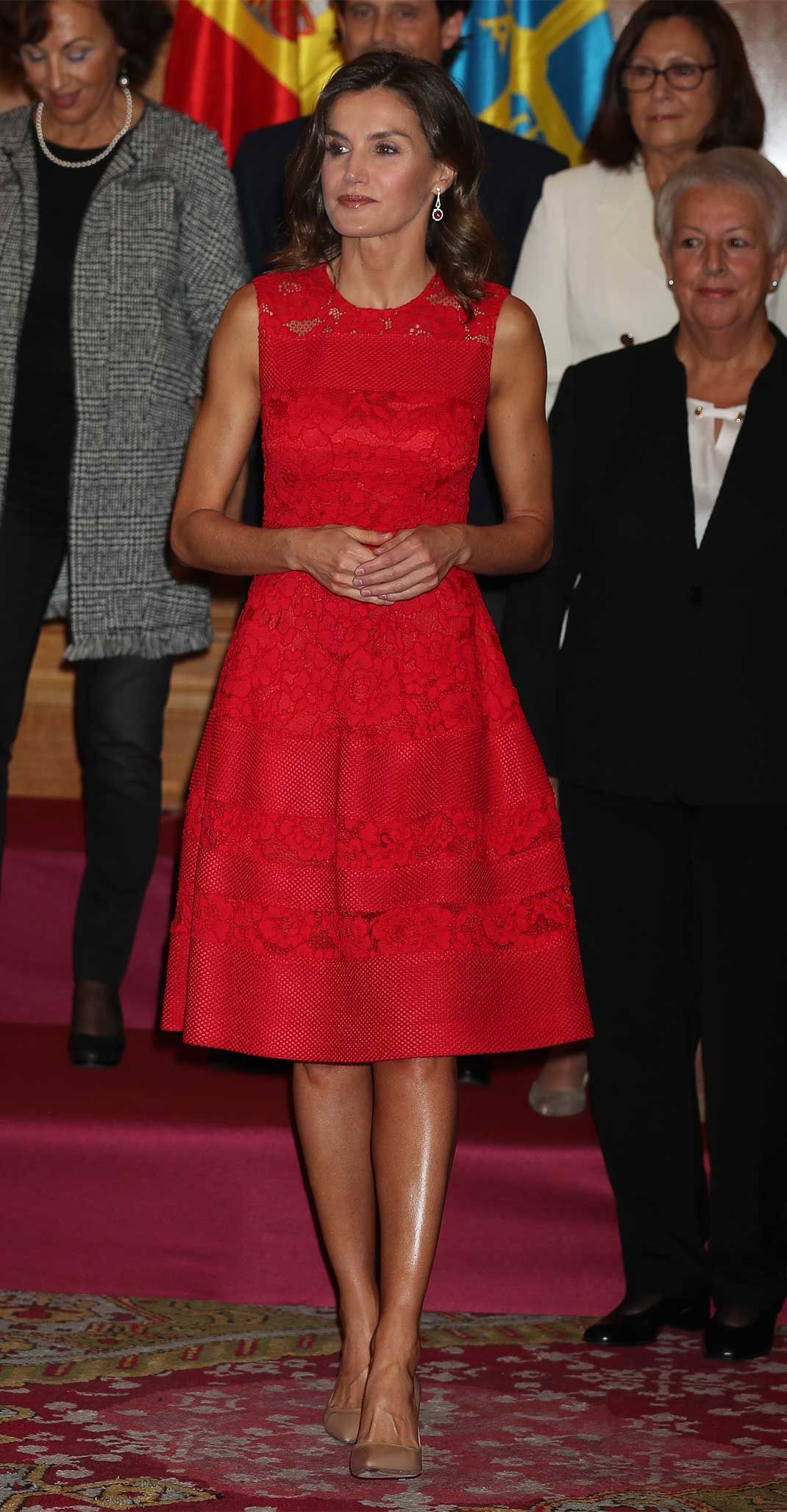 秀美的五官,46日子西班牙王后她碧瞳如夜海波澜,祖母绿的眸子