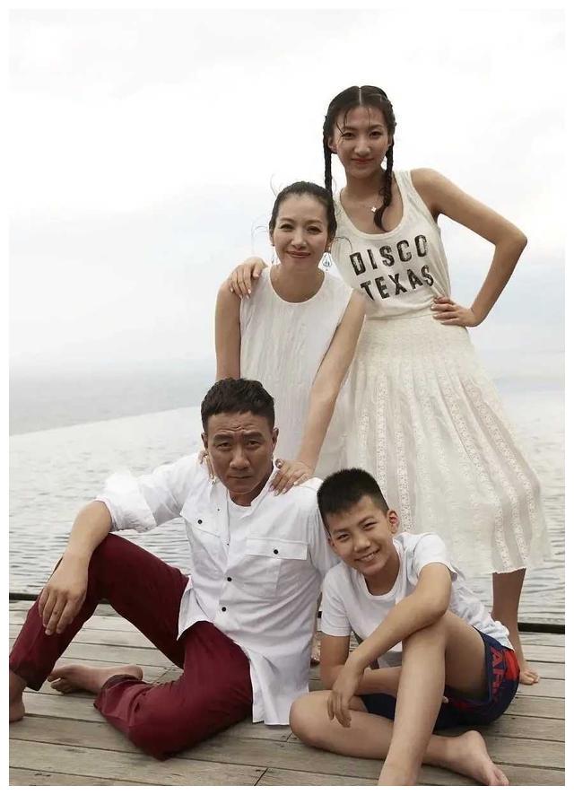 胡军全家福曝光,老婆优雅漂亮,女儿大长腿吸睛