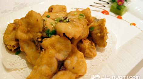 葱香干炸瓦块鱼锅入鸡油300克烧至七成热,加入姜末500克炸香,待鸡油从